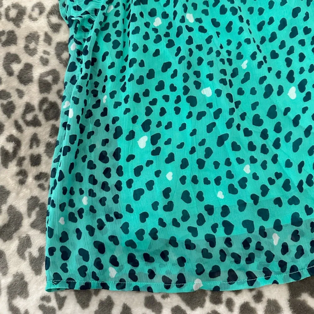 Old Navy Flutter Sleeve Blouse with Heart Graphic in Green Size Small 6 7 Girls